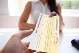 puedo depositar un cheque de otro banco en mi cuenta